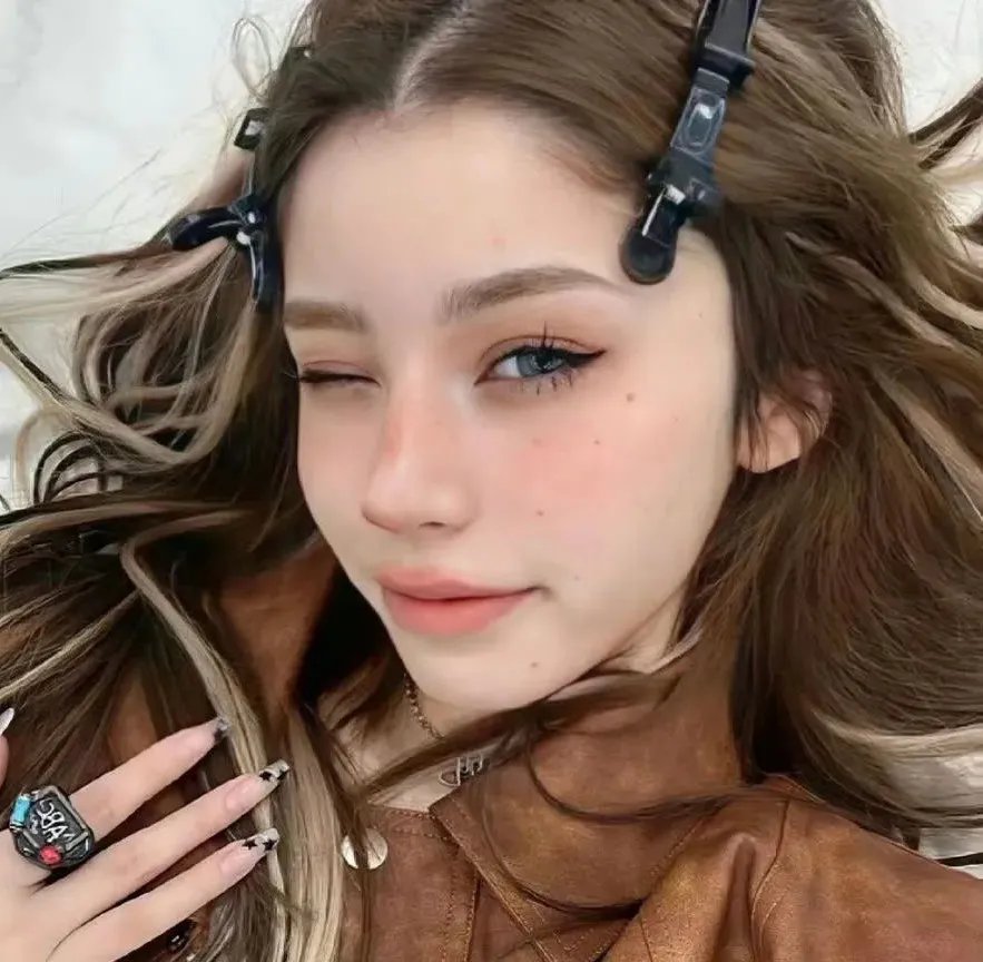 踮起脚尖靠近你