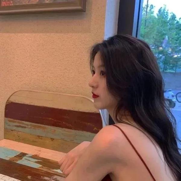 村里来了个直播女神